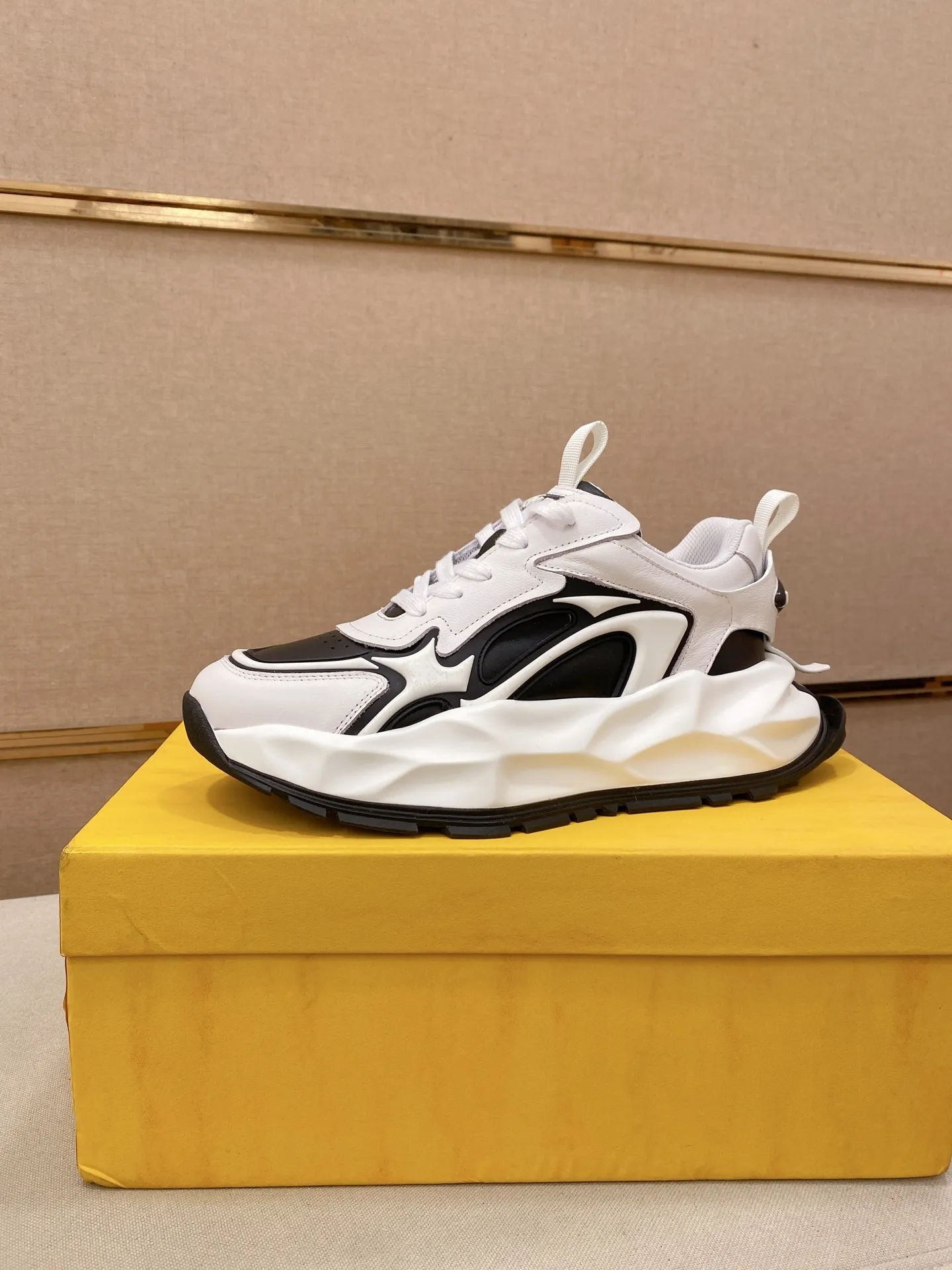 Factory price 580💰 FENDI new model (Fendi) official website 1:1 copy 👊🏻Upper 🇮🇹Imported cowhide🇩🇪Inside imported breathable mesh lining. The original outsole is molded to reflect the identity of every man, and the upper foot is elegant and stable🚶🏻🚶🏻The high-end custom counter original replica📯The shoe last remains unchanged regardless of wind and rain, and can withstand the verification of time🔍️,🔵 Size: 39-45. Can be customized 38-46 non-refundable and non-exchangeable!